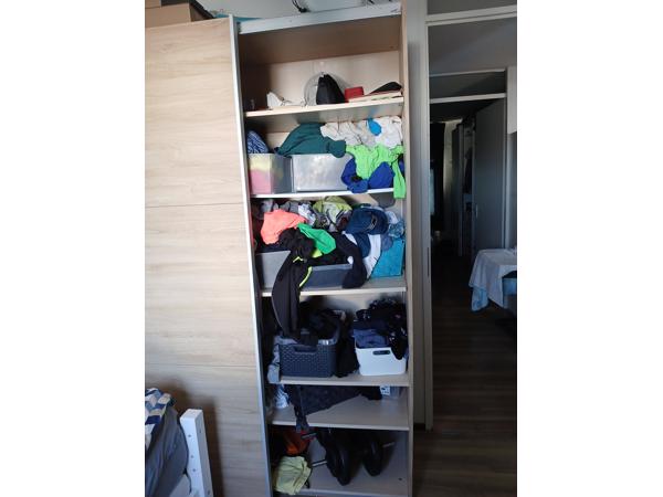 Kledingkast met schuifdeuren