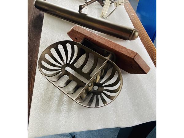 Setje Vintage wandkaarsenhouder, schilderijlamp en  zeepbak