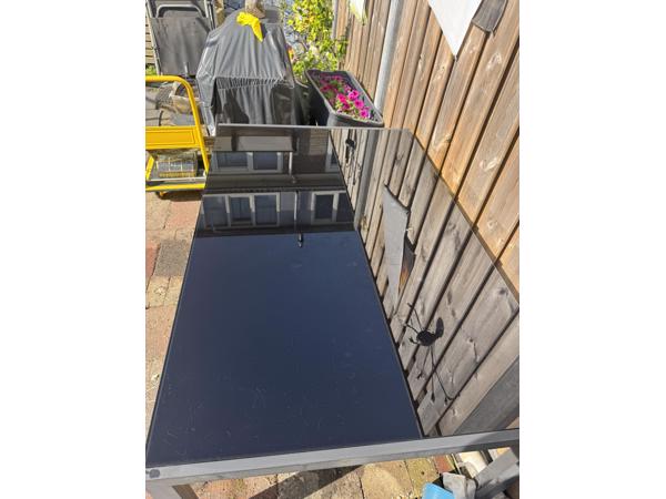 GRATIS Tuinset met glazen tafel en vier inklapbare stoelen