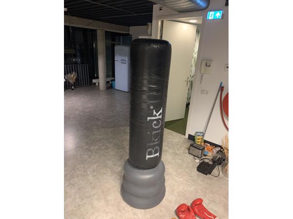 Box zak BKick met stevige poot en 2 paar bokshandschoenen.