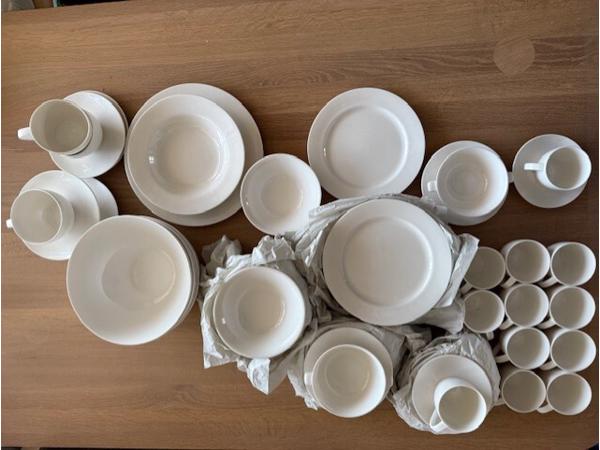 Servies 79-delig roomwit als nieuw!