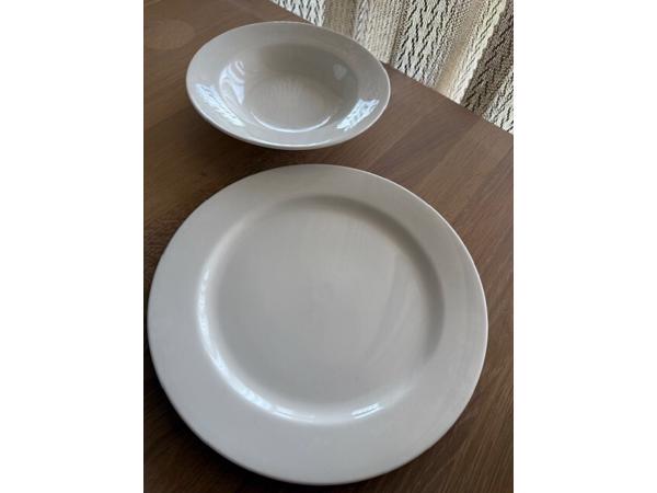 Servies 79-delig roomwit als nieuw!