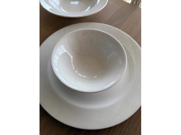 Servies 79-delig roomwit als nieuw!