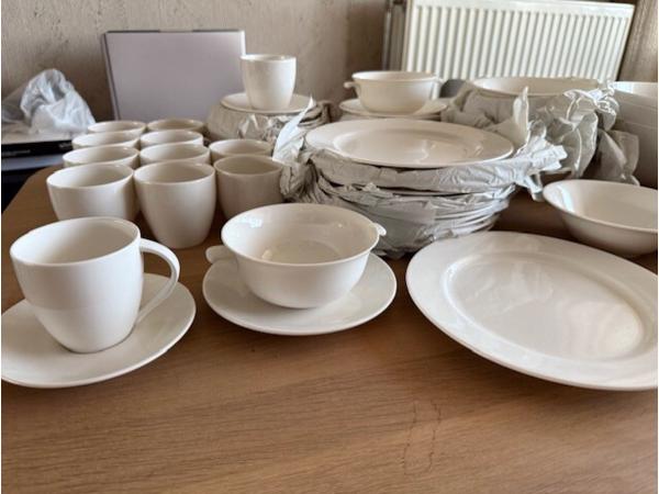 Servies 79-delig roomwit als nieuw!