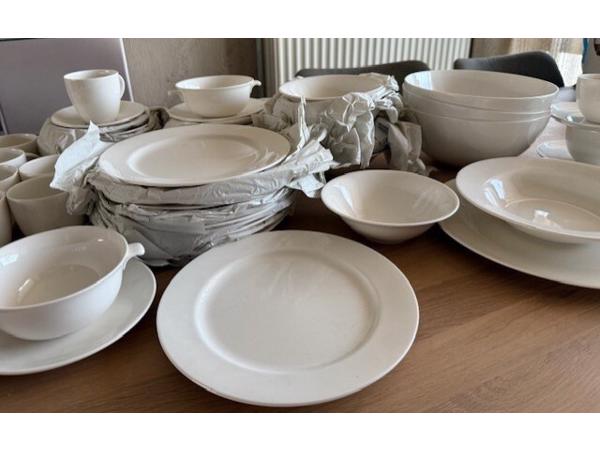 Servies 79-delig roomwit als nieuw!