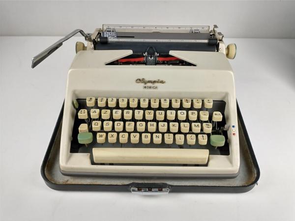 Olympia Monica typemachine