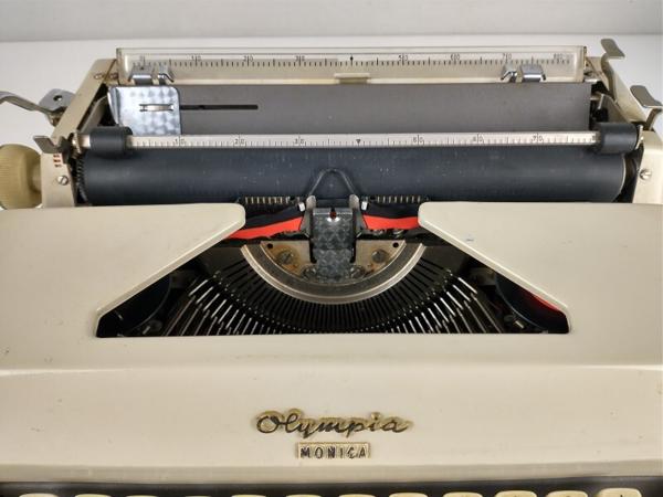 Olympia Monica typemachine