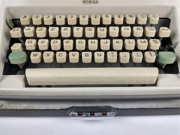 Olympia Monica typemachine
