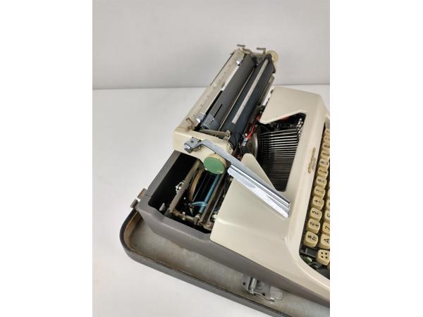 Olympia Monica typemachine