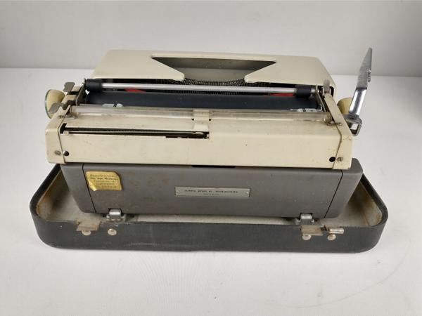Olympia Monica typemachine