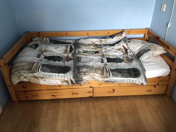 Flexa-eenpersoonsbed met laden onder het bed