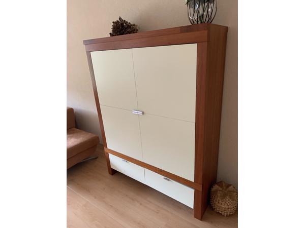 Zeer degelijke kersenhouten kast met deurtjes en lades