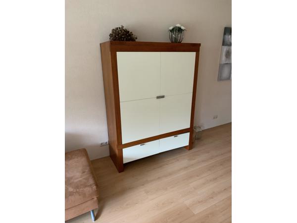 Zeer degelijke kersenhouten kast met deurtjes en lades