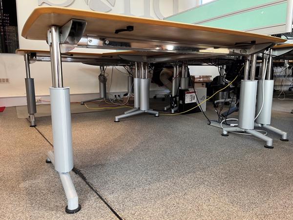 7 stuks bureaus 160x160 cm