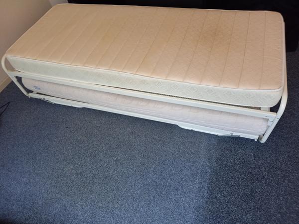 Bed met onderschuifbed