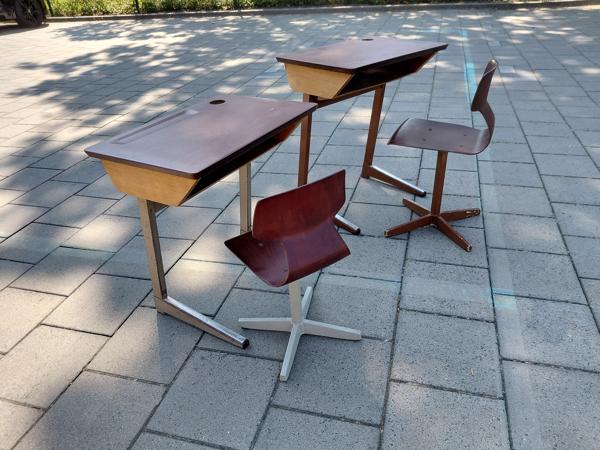 2 schoolbankjes, tafel en stoel