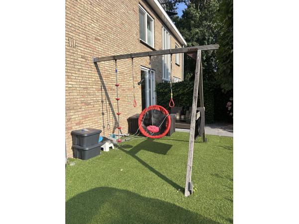 Schommel aan de muur