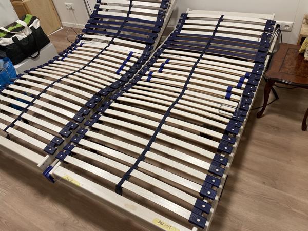 Twee bedden (lattenbodems). Elektrisch verstelbaar.