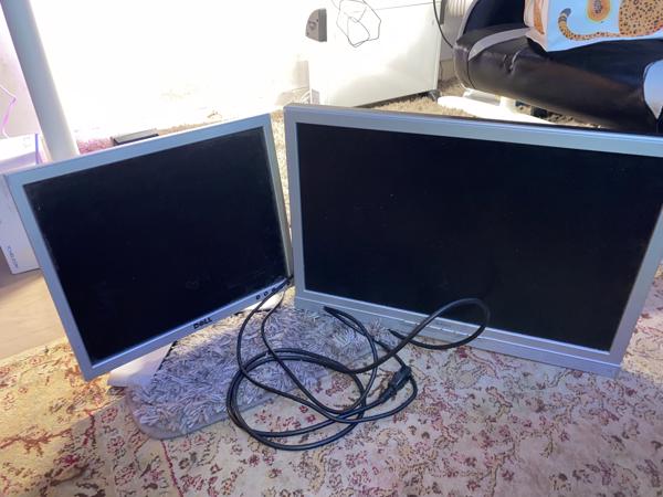 twee computer monitoren incl. standaard en kabel