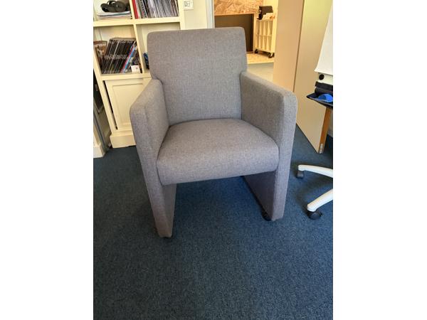 Mooie set van vier grijze stoffen eetkamerstoelen