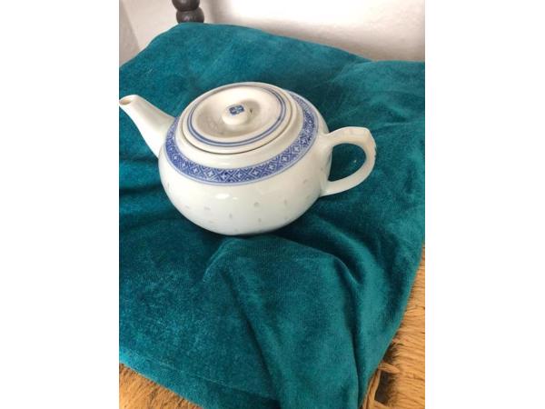 4  grote  borden   -  4  diepe  bordjes van  glas