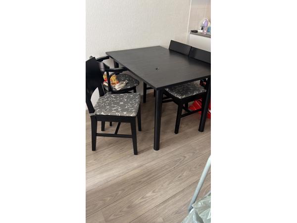 Eetkamertafel met 5 stoel