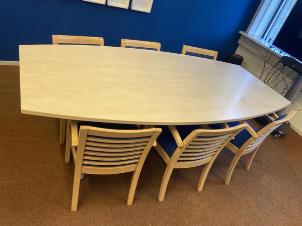 Grote houten tafel met 6 stoelen
