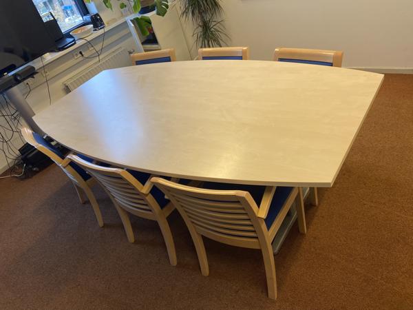 Grote houten tafel met 6 stoelen