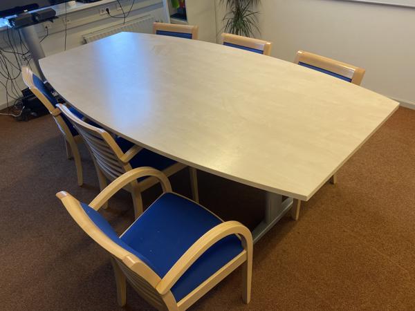 Grote houten tafel met 6 stoelen