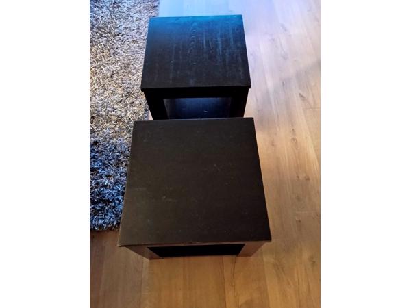 2 zwarte banken, 2 zwarte bijzettafels, grijs hoogpolig tapijt