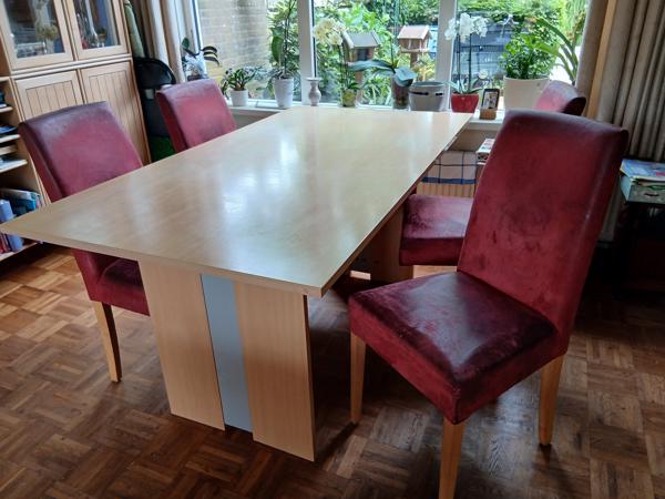 Eetkamertafel en stoelen