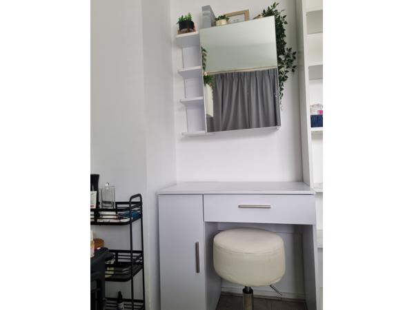 Make-up meubel met spiegelkast