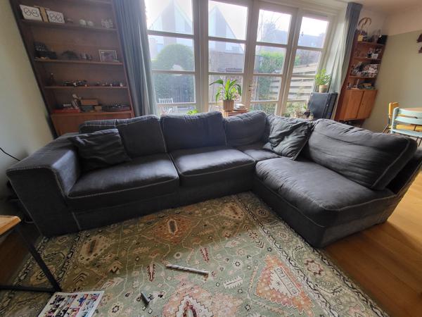 Prima onderhouden ruime blauwe  hoekbank