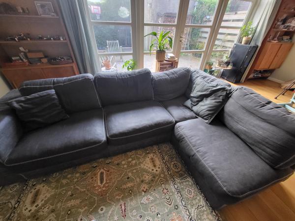 Prima onderhouden ruime blauwe  hoekbank