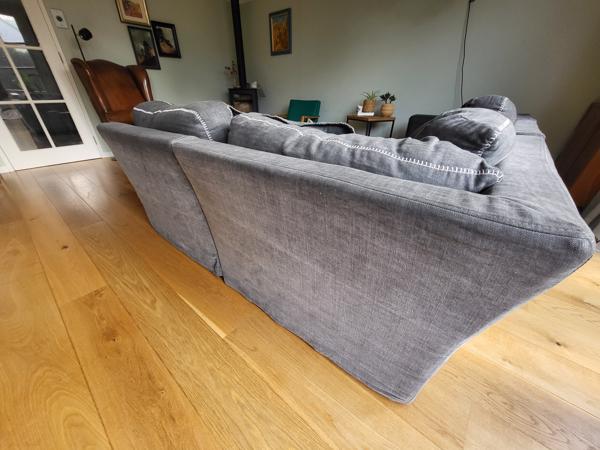 Prima onderhouden ruime blauwe  hoekbank