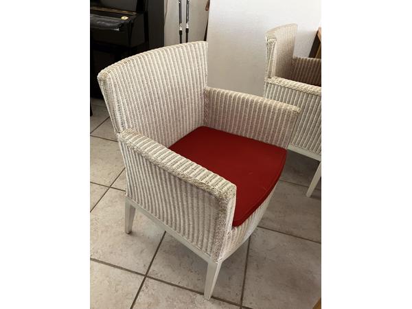 Jean des Bouvrie tafel met vier rieten stoelen