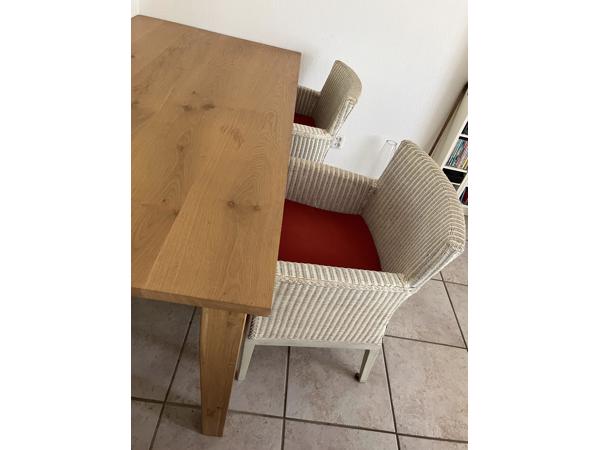 Jean des Bouvrie tafel met vier rieten stoelen