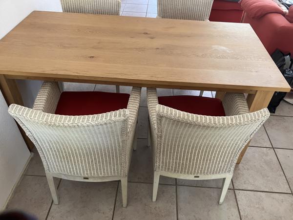 Jean des Bouvrie tafel met vier rieten stoelen