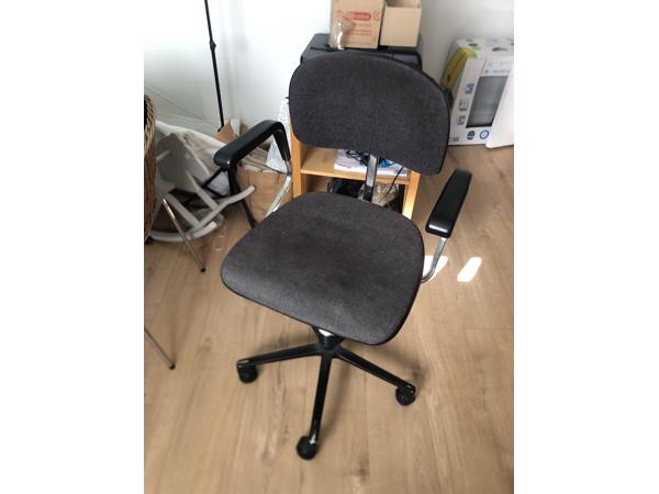 Grijze bureaustoel