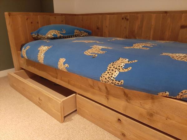 Eenpersoonsbed steigerhout 90x200 met 2 laden