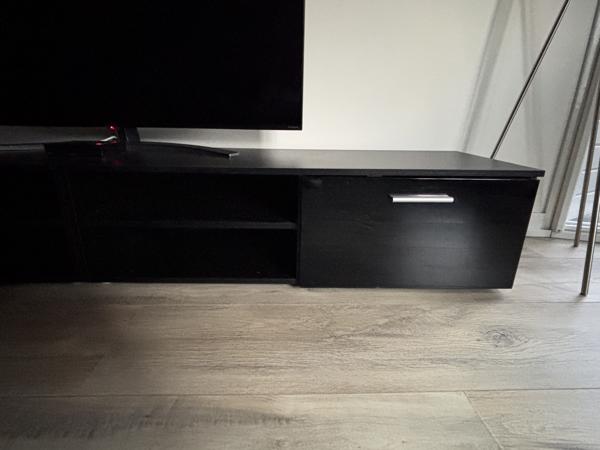 Twee zwarte kast tv kastjes