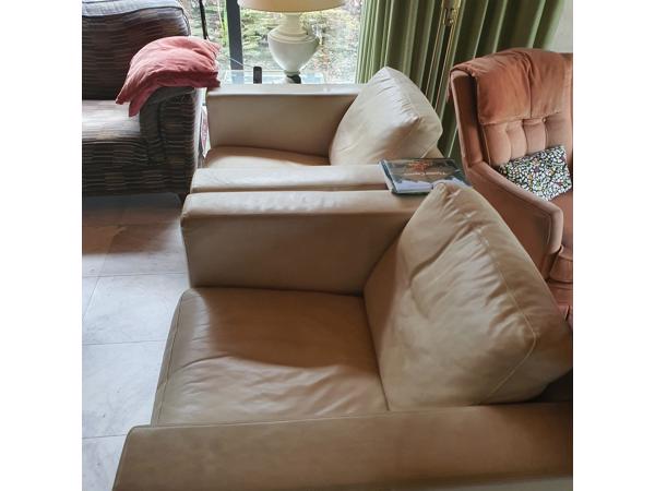 Twee lederen stoelen