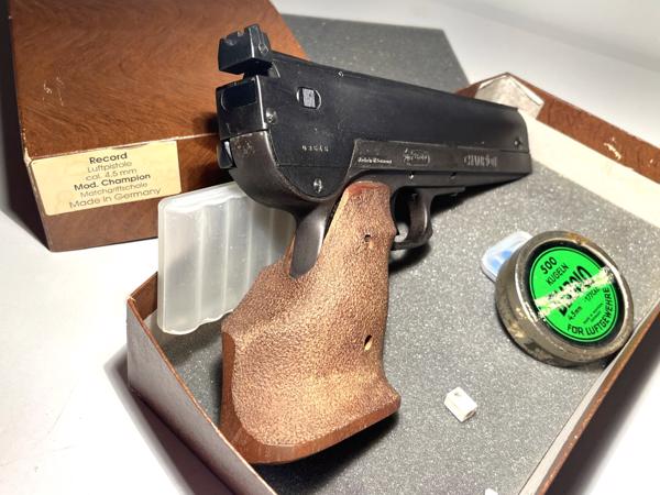 Record Champion wedstrijdpistool met magazijntje