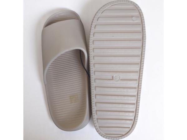 Heren slippers effen beige 44