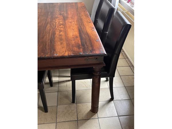 Huiskamertafel met 8 stoelen