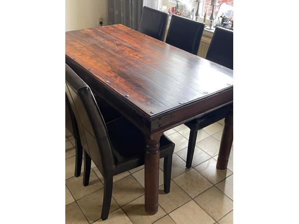 Huiskamertafel met 8 stoelen