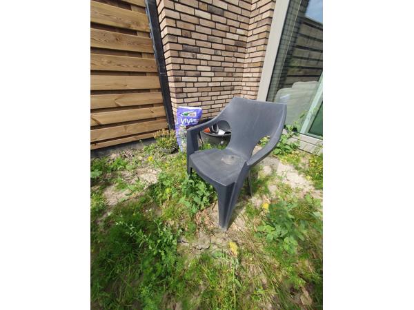 Kunststof tuintafel en stoelen