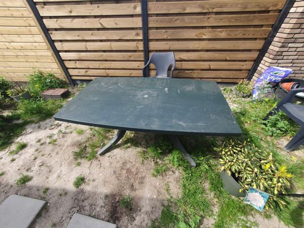 Kunststof tuintafel en stoelen
