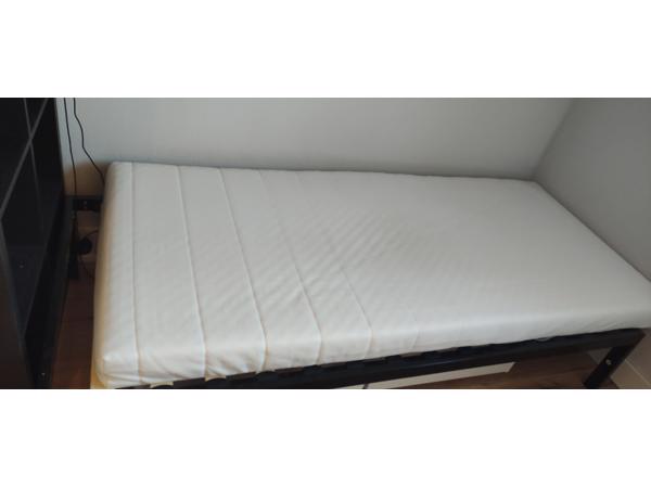 Fijn bed met schoon, wasbaar matras