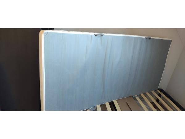 Fijn bed met schoon, wasbaar matras